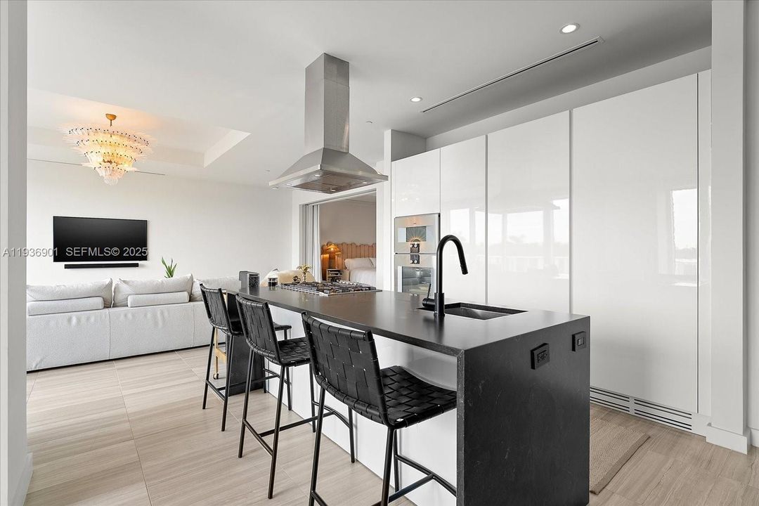 For Sale: $2,450,000 (1 beds, 1 baths, 1969 Square Feet)