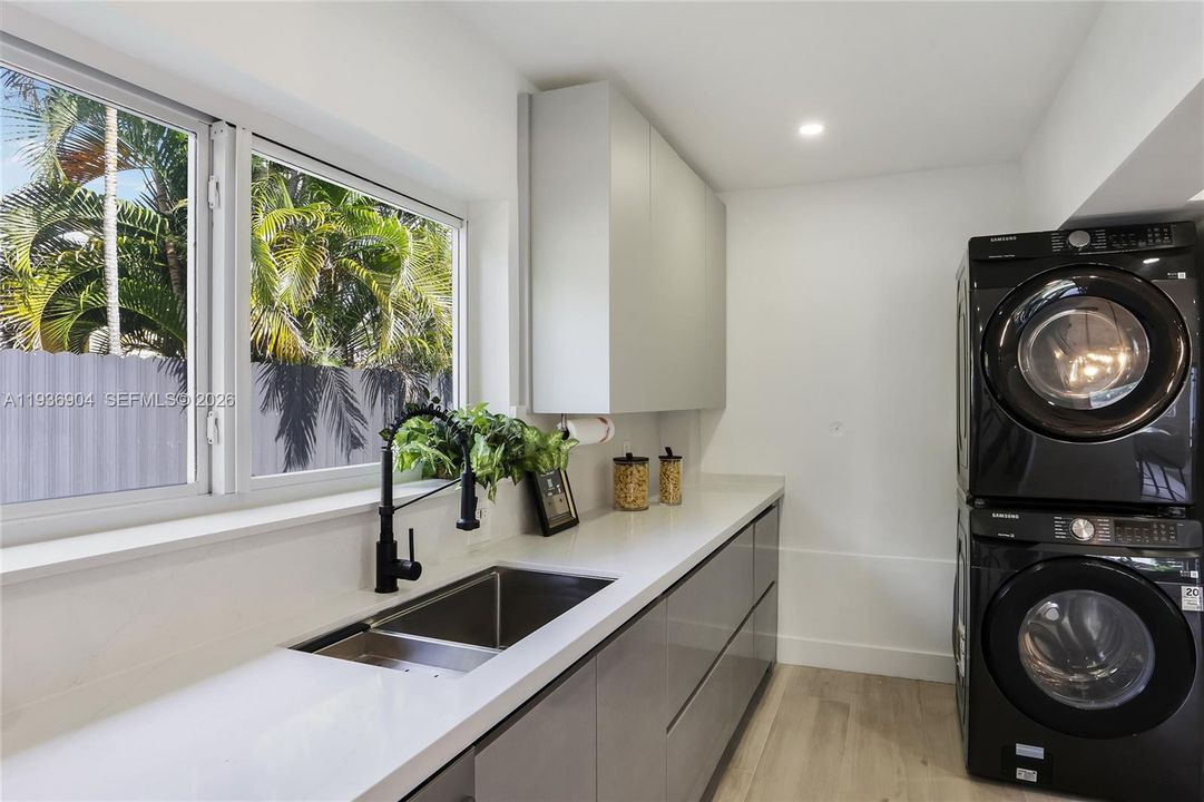 For Sale: $1,395,000 (3 beds, 3 baths, 2257 Square Feet)