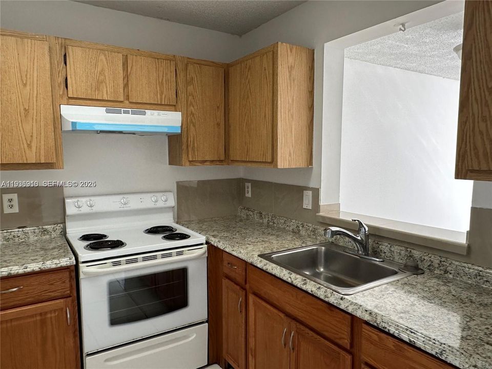 В аренду: $2,050 (2 спален, 2 ванн, 832 Квадратных фут)