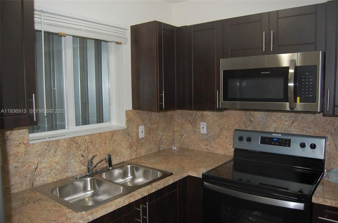 В аренду: $3,200 (3 спален, 2 ванн, 900 Квадратных фут)