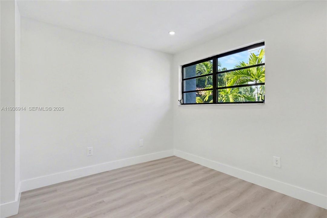 For Sale: $499,000 (2 beds, 1 baths, 1299 Square Feet)