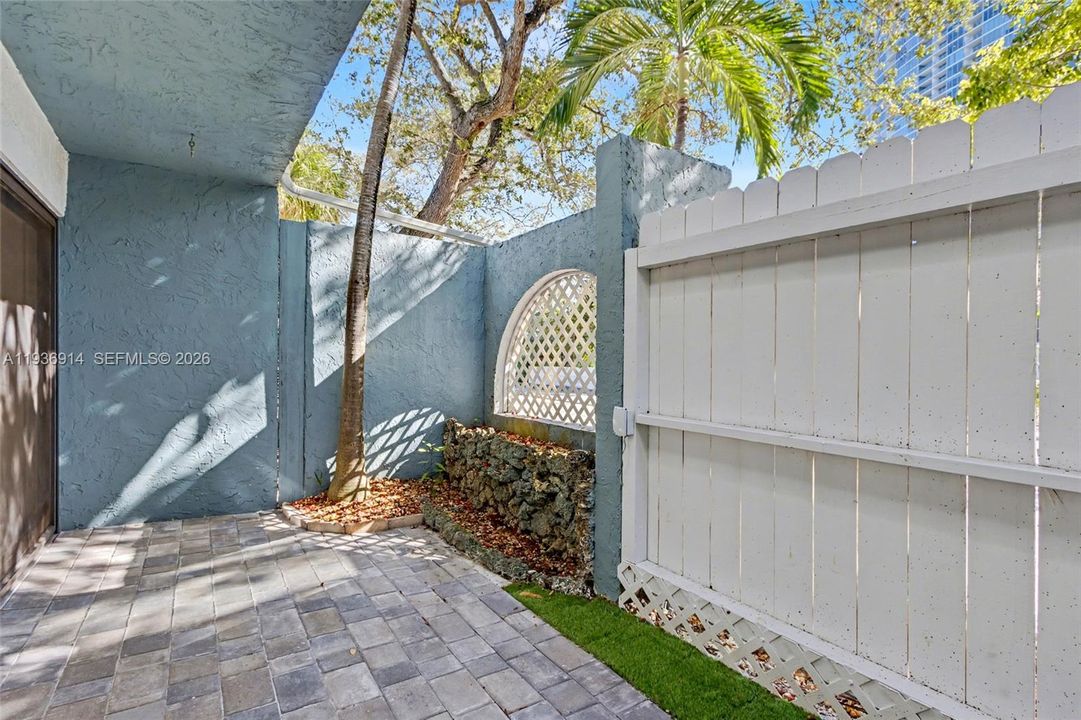 For Sale: $499,000 (2 beds, 1 baths, 1299 Square Feet)