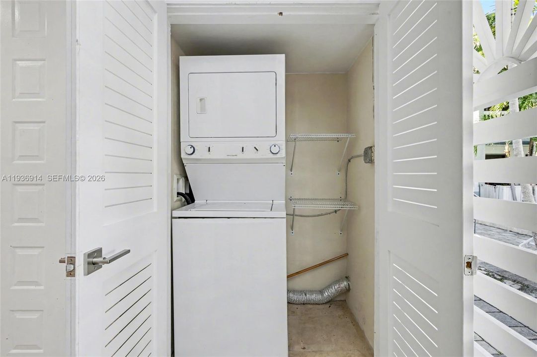 For Sale: $499,000 (2 beds, 1 baths, 1299 Square Feet)