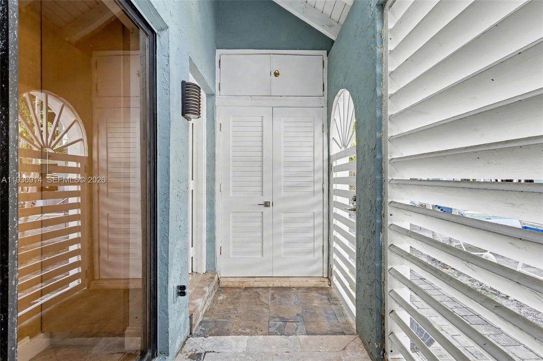 For Sale: $499,000 (2 beds, 1 baths, 1299 Square Feet)