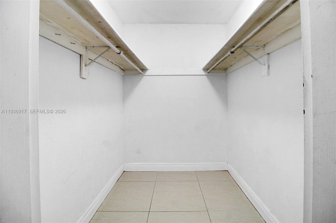 For Sale: $244,900 (1 beds, 1 baths, 810 Square Feet)