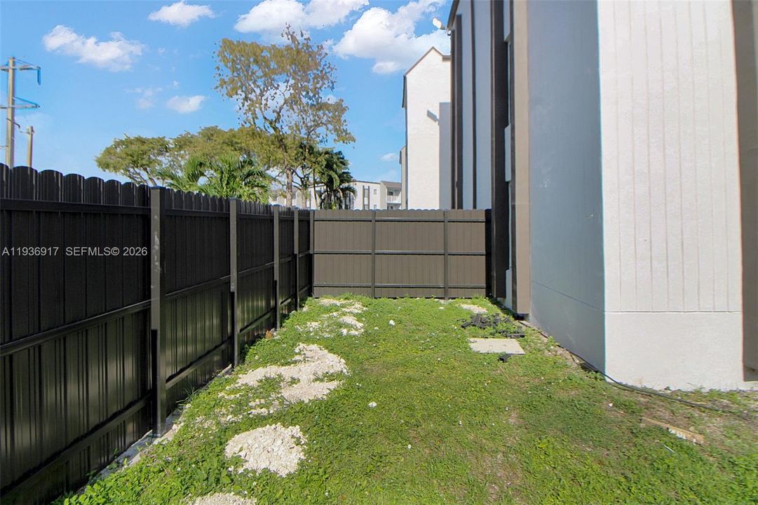 For Sale: $244,900 (1 beds, 1 baths, 810 Square Feet)