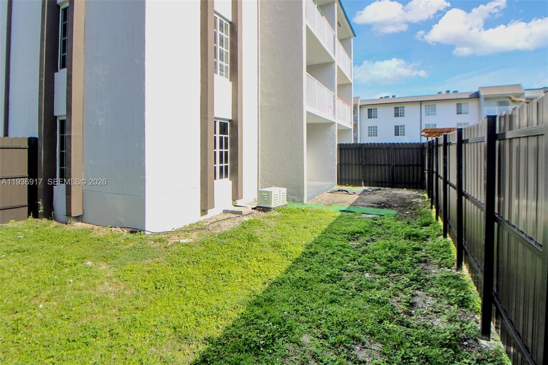 For Sale: $244,900 (1 beds, 1 baths, 810 Square Feet)