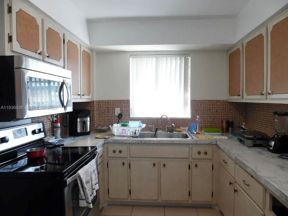 For Sale: $220,000 (2 beds, 2 baths, 1116 Square Feet)