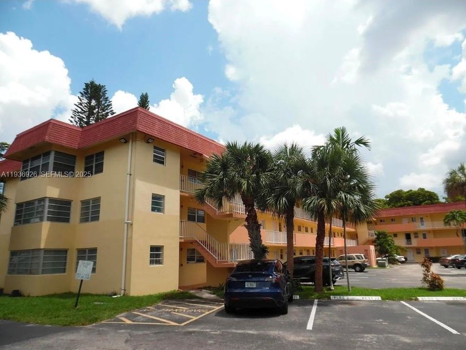 For Sale: $220,000 (2 beds, 2 baths, 1116 Square Feet)