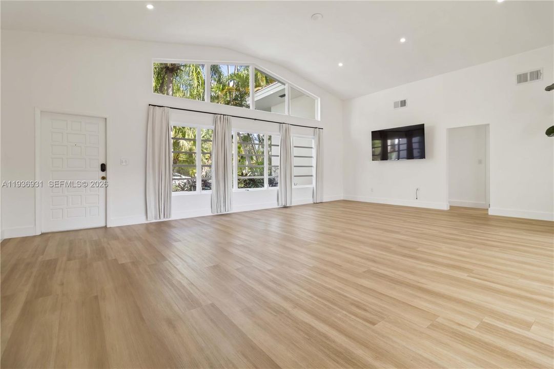 For Rent: $15,000 (3 beds, 2 baths, 1917 Square Feet)