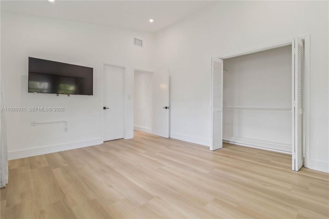 For Rent: $15,000 (3 beds, 2 baths, 1917 Square Feet)