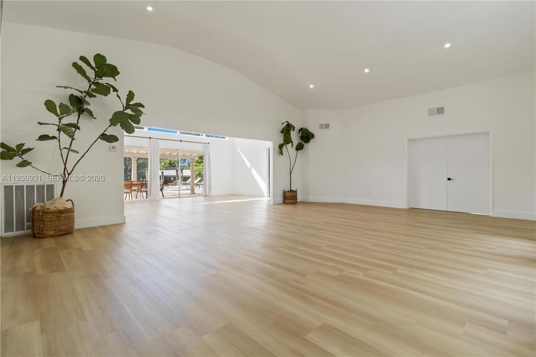 For Rent: $15,000 (3 beds, 2 baths, 1917 Square Feet)