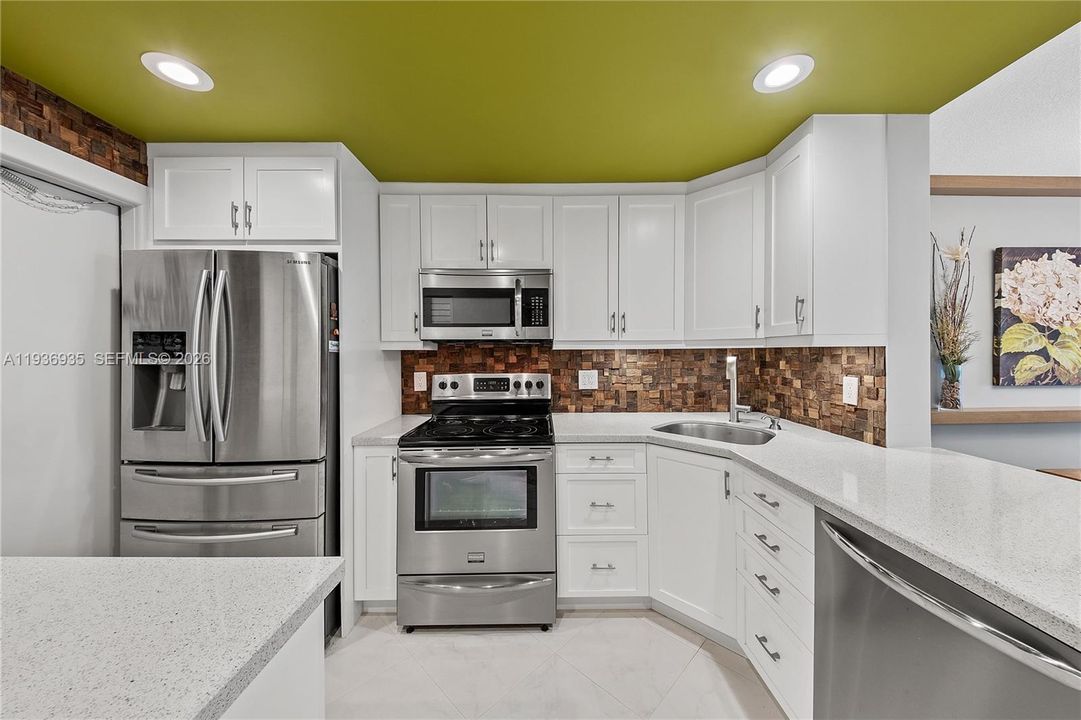 For Sale: $335,500 (2 beds, 2 baths, 1050 Square Feet)