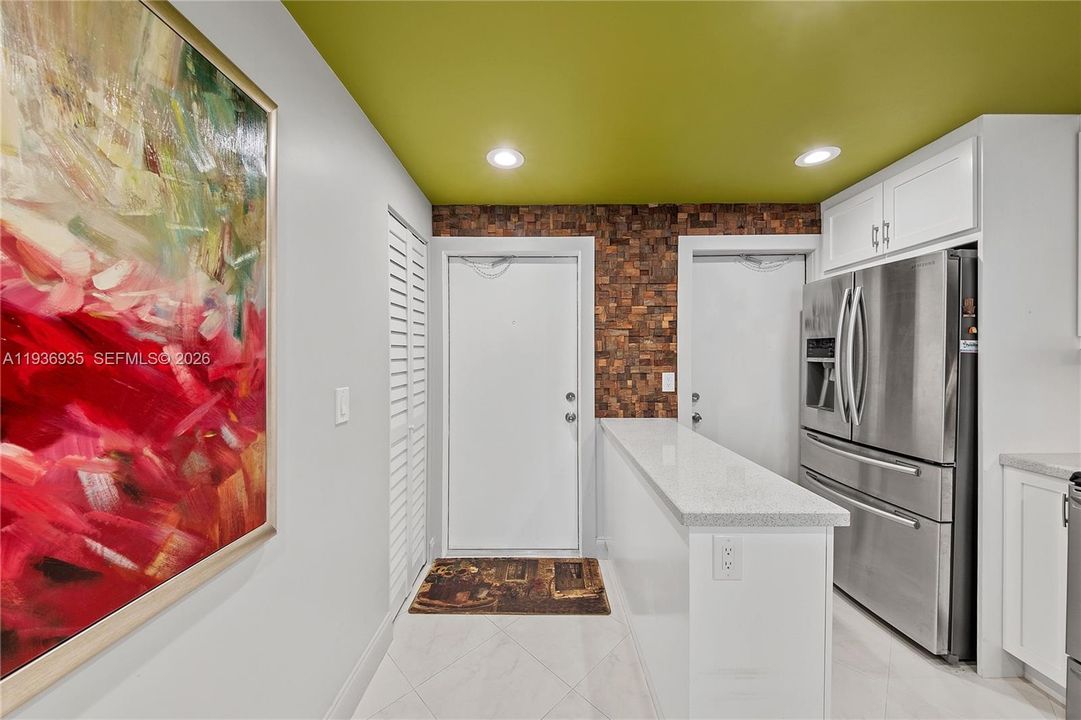 For Sale: $335,500 (2 beds, 2 baths, 1050 Square Feet)