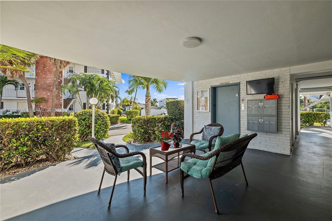 For Sale: $335,500 (2 beds, 2 baths, 1050 Square Feet)