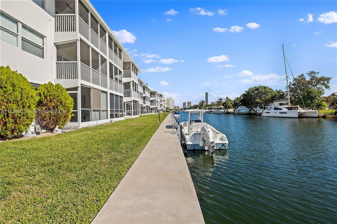 For Sale: $335,500 (2 beds, 2 baths, 1050 Square Feet)