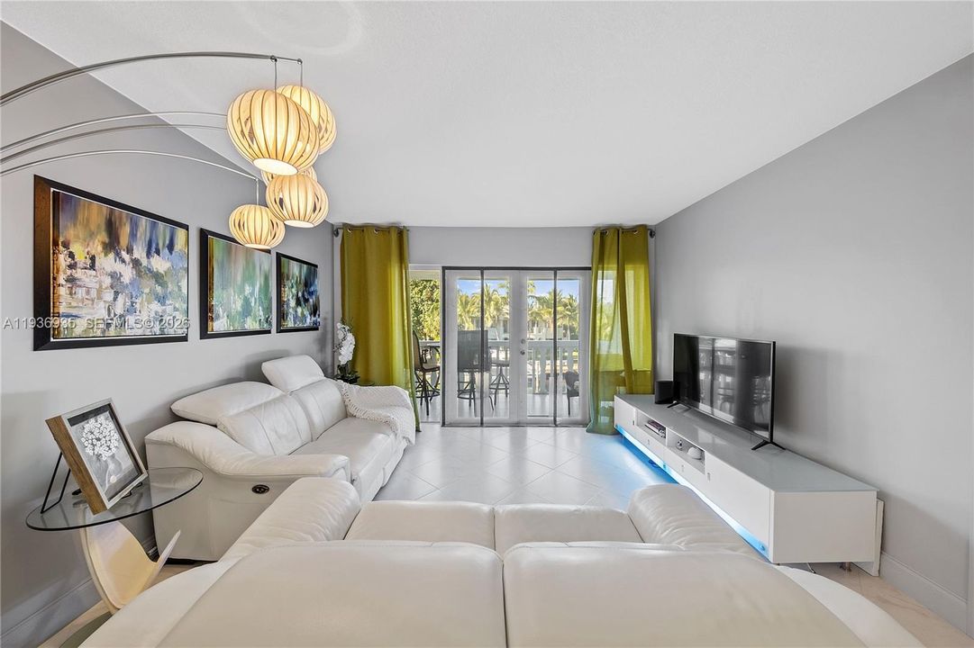 For Sale: $335,500 (2 beds, 2 baths, 1050 Square Feet)