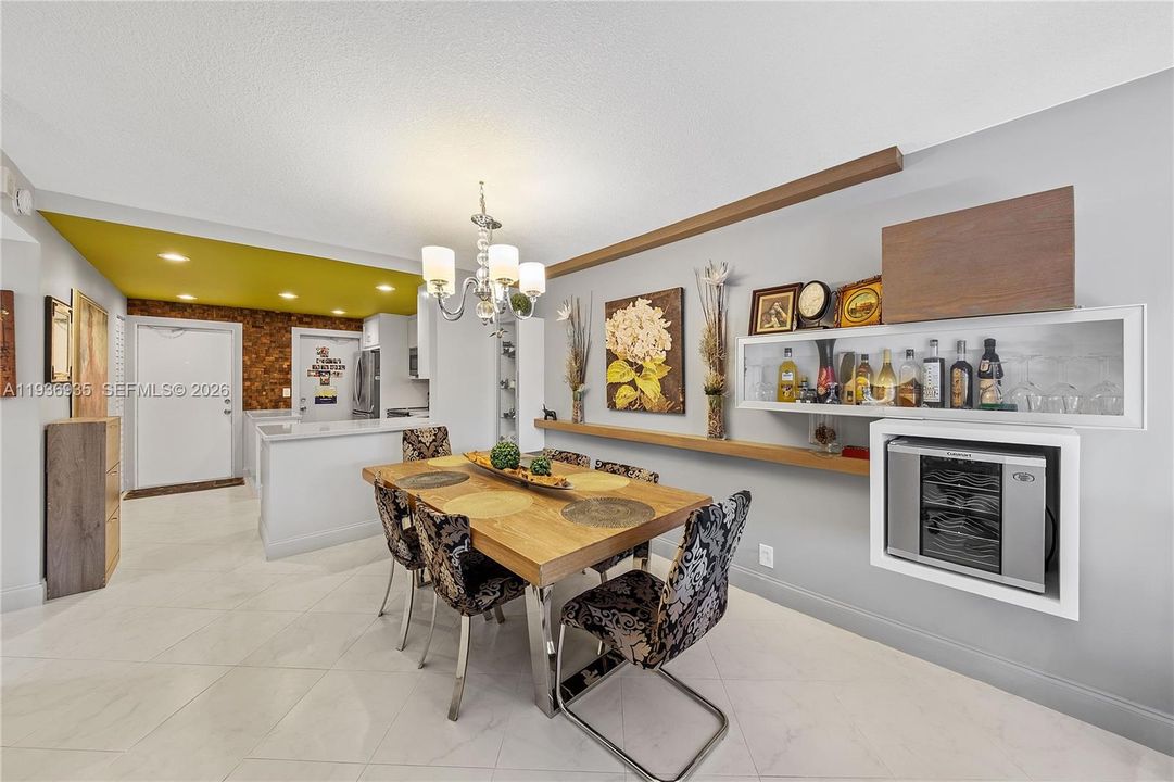 For Sale: $335,500 (2 beds, 2 baths, 1050 Square Feet)