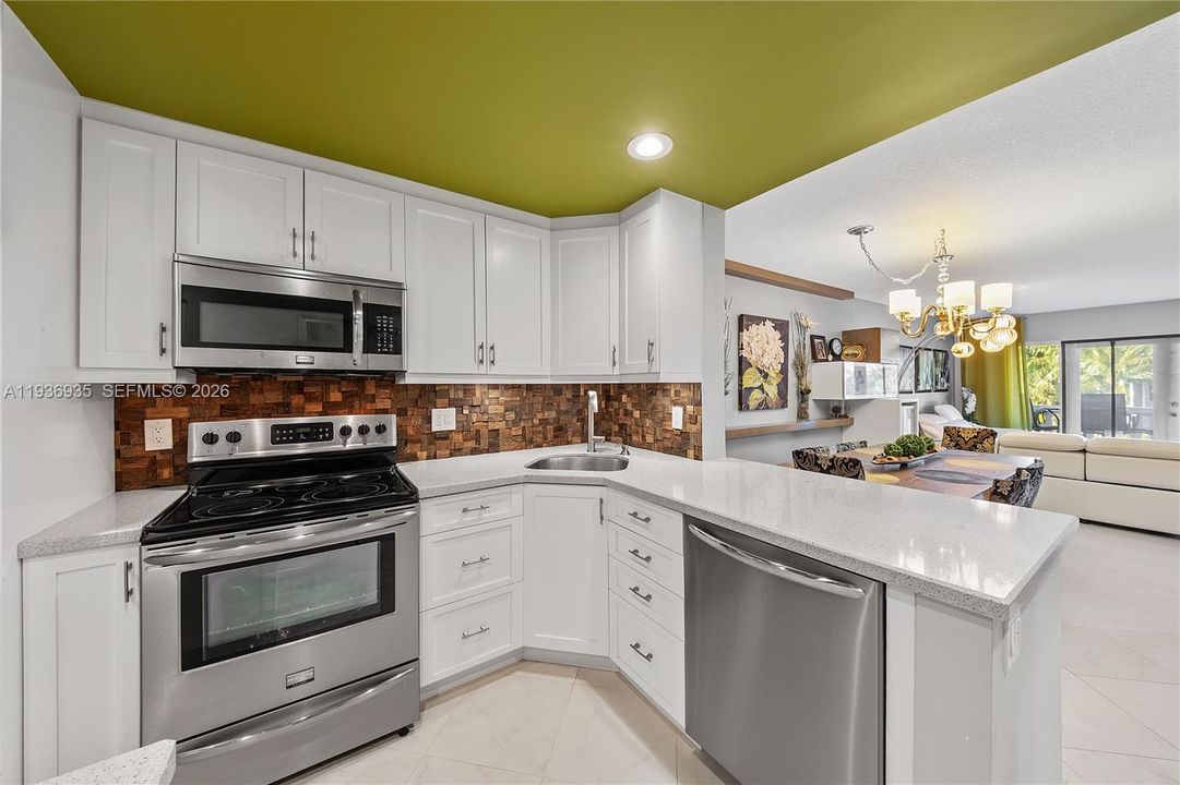 For Sale: $335,500 (2 beds, 2 baths, 1050 Square Feet)