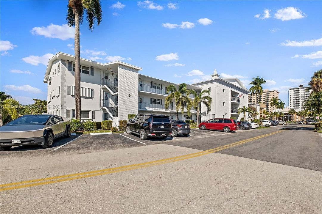 For Sale: $335,500 (2 beds, 2 baths, 1050 Square Feet)