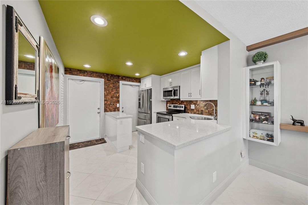 For Sale: $335,500 (2 beds, 2 baths, 1050 Square Feet)