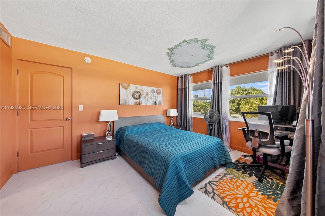 For Sale: $335,500 (2 beds, 2 baths, 1050 Square Feet)