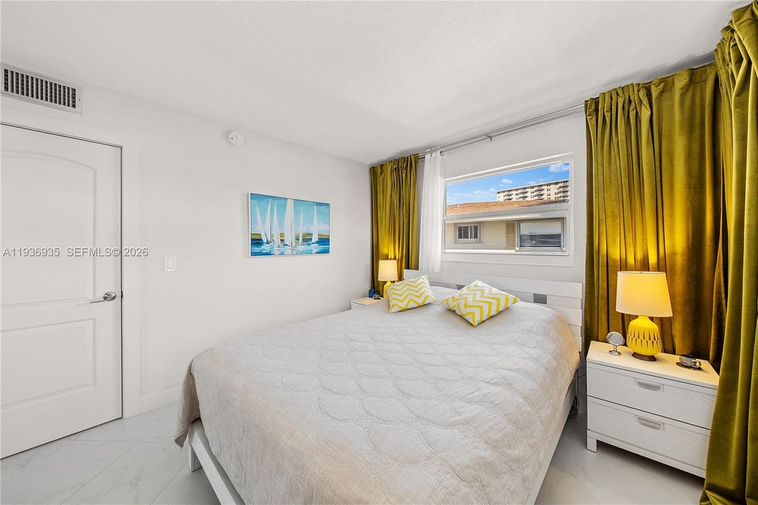 For Sale: $335,500 (2 beds, 2 baths, 1050 Square Feet)