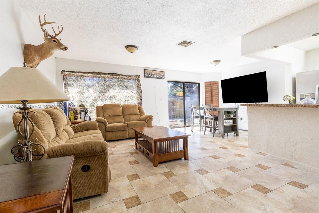 待售: $440,000 (2 贝兹, 2 浴室, 1308 平方英尺)