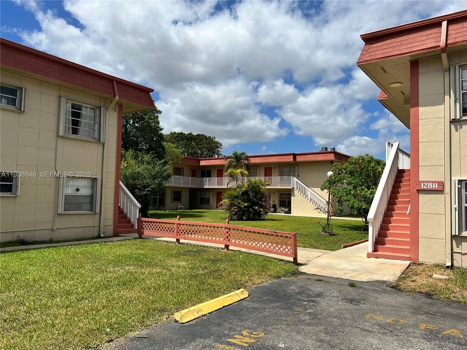 出租: $2,400 (2 贝兹, 1 浴室, 952 平方英尺)