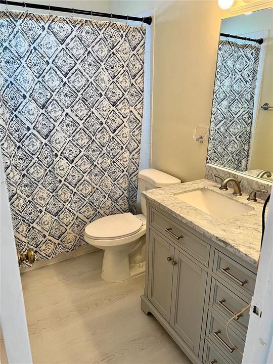 出租: $2,400 (2 贝兹, 1 浴室, 952 平方英尺)