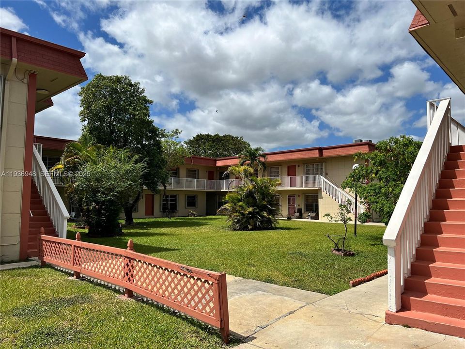 出租: $2,400 (2 贝兹, 1 浴室, 952 平方英尺)