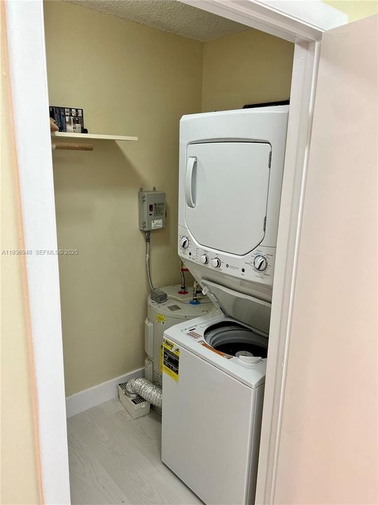 出租: $2,400 (2 贝兹, 1 浴室, 952 平方英尺)