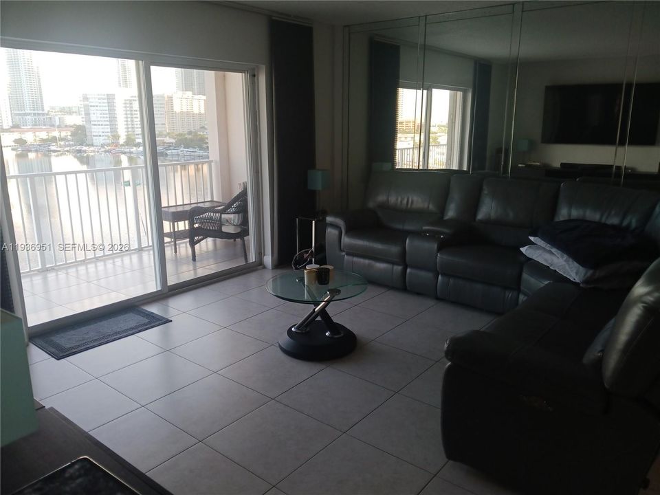 For Rent: $3,000 (2 beds, 2 baths, 1030 Square Feet)