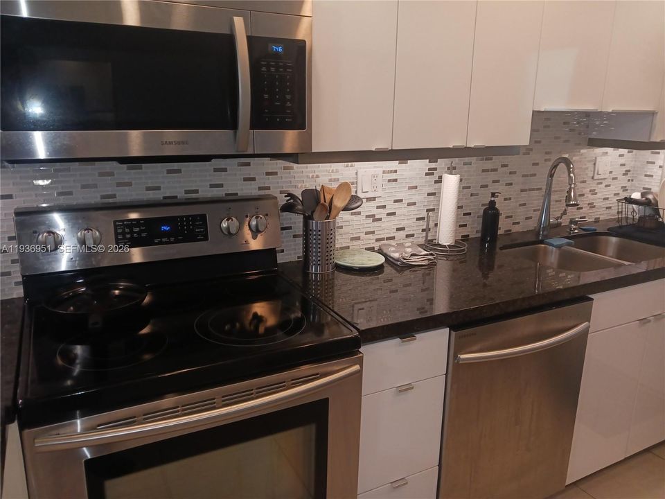 For Rent: $3,000 (2 beds, 2 baths, 1030 Square Feet)