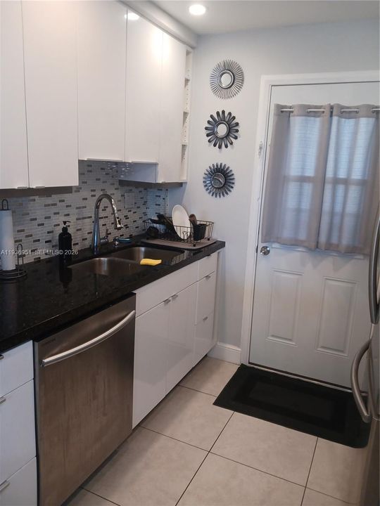 For Rent: $3,000 (2 beds, 2 baths, 1030 Square Feet)