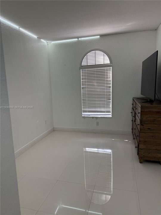 В аренду: $3,500 (5 спален, 3 ванн, 2065 Квадратных фут)