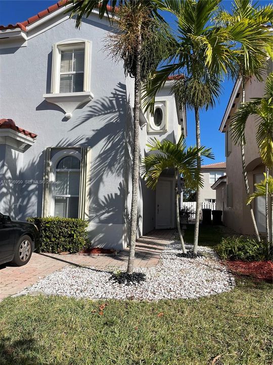 В аренду: $3,500 (5 спален, 3 ванн, 2065 Квадратных фут)