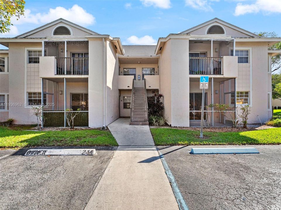 待售: $220,000 (2 贝兹, 2 浴室, 807 平方英尺)