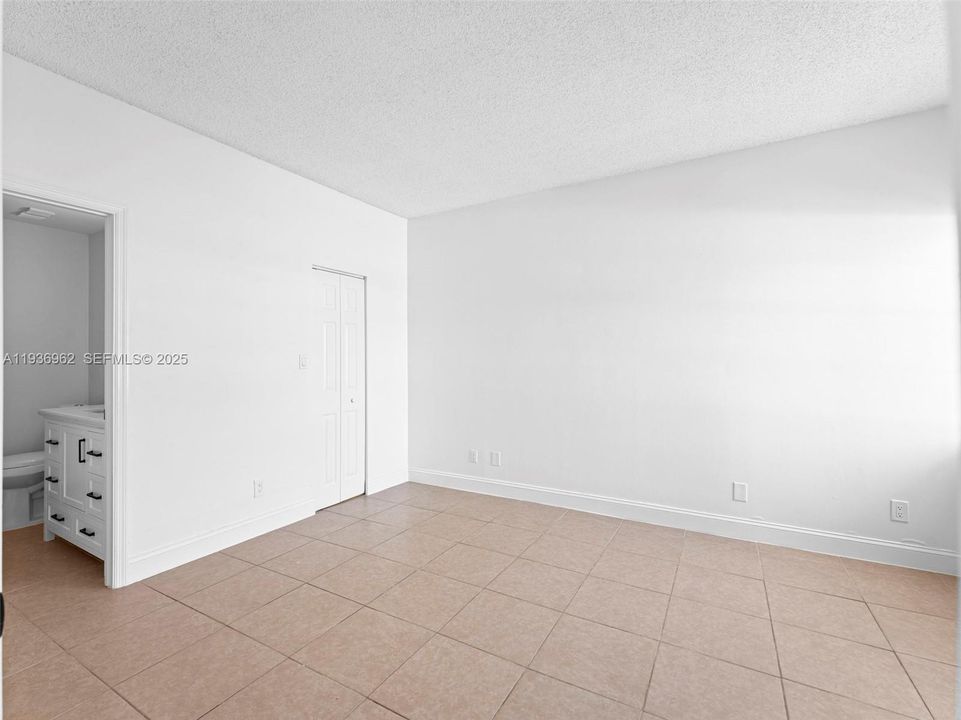 待售: $220,000 (2 贝兹, 2 浴室, 807 平方英尺)