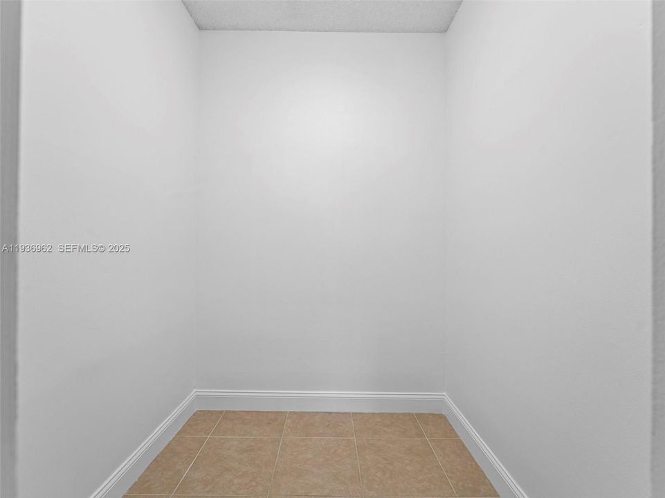 待售: $220,000 (2 贝兹, 2 浴室, 807 平方英尺)