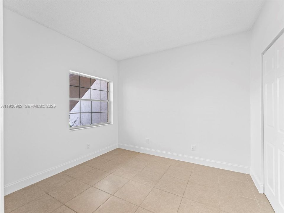 待售: $220,000 (2 贝兹, 2 浴室, 807 平方英尺)