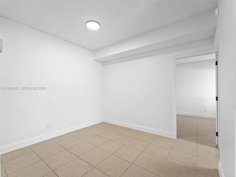 待售: $220,000 (2 贝兹, 2 浴室, 807 平方英尺)