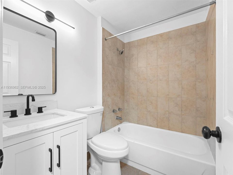 待售: $220,000 (2 贝兹, 2 浴室, 807 平方英尺)