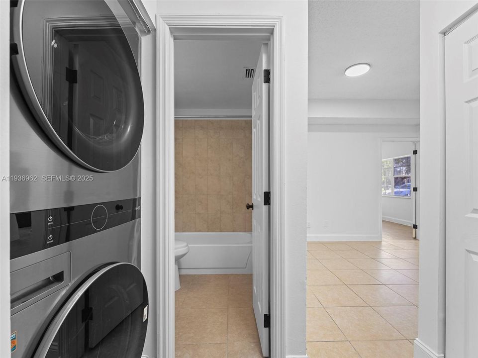 待售: $220,000 (2 贝兹, 2 浴室, 807 平方英尺)