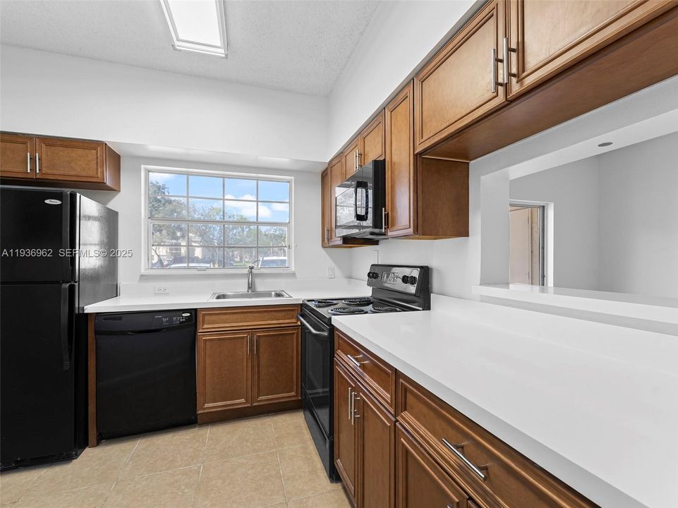 待售: $220,000 (2 贝兹, 2 浴室, 807 平方英尺)