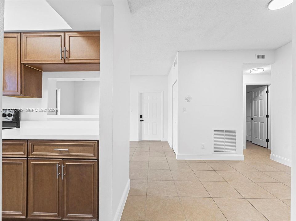 待售: $220,000 (2 贝兹, 2 浴室, 807 平方英尺)