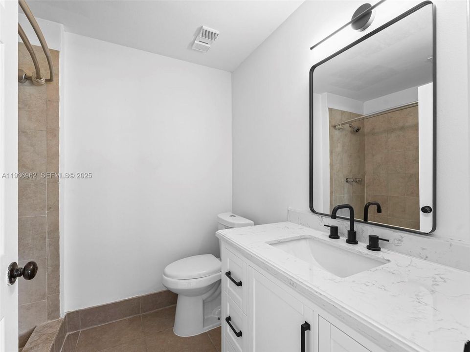 待售: $220,000 (2 贝兹, 2 浴室, 807 平方英尺)