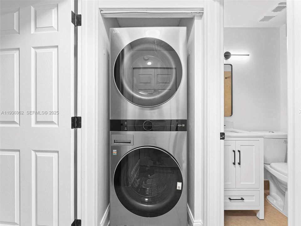 待售: $220,000 (2 贝兹, 2 浴室, 807 平方英尺)