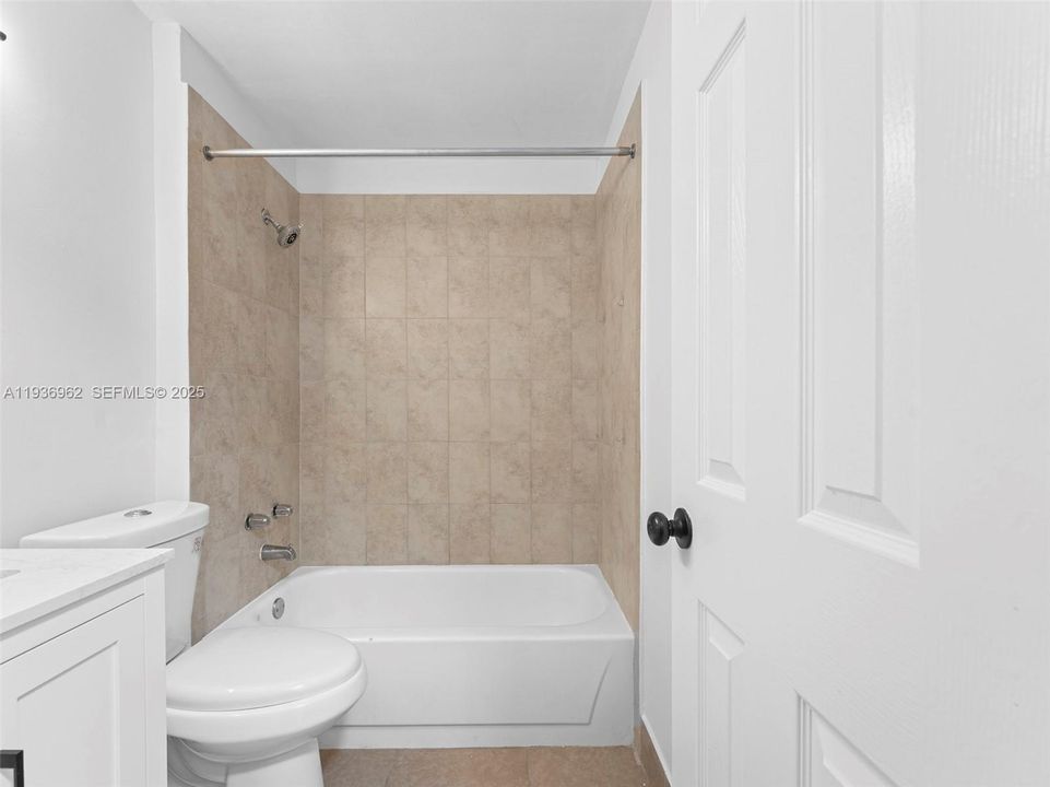 待售: $220,000 (2 贝兹, 2 浴室, 807 平方英尺)