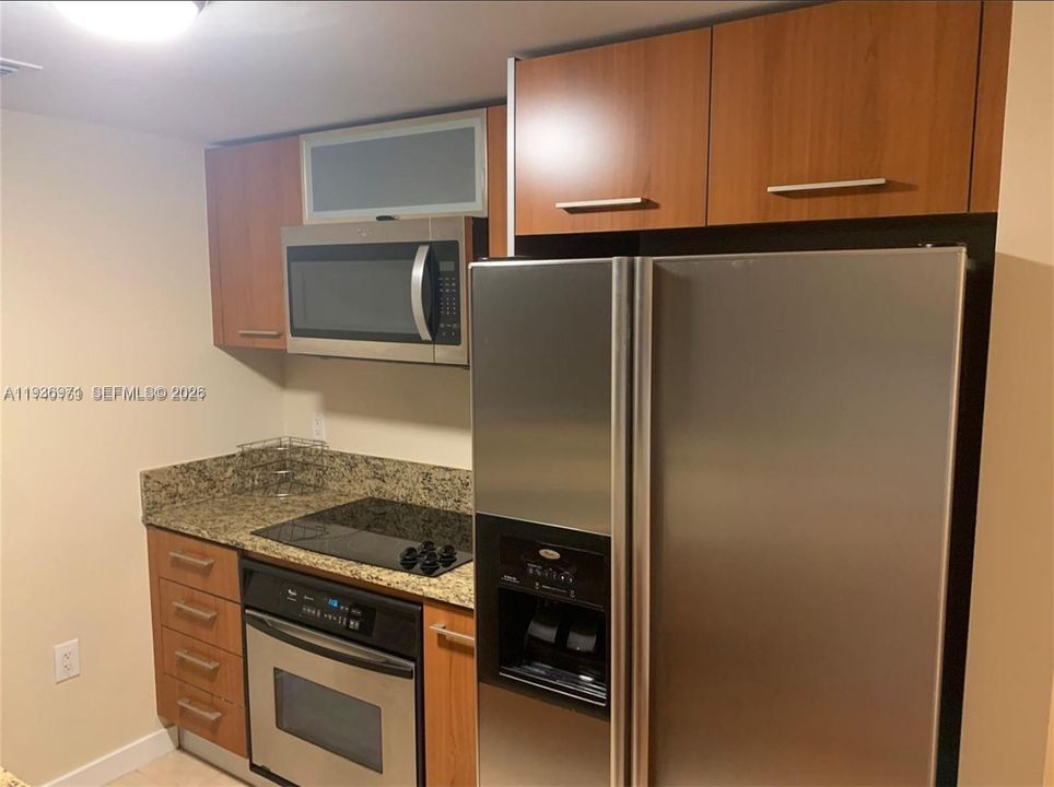 For Sale: $260,000 (1 beds, 1 baths, 657 Square Feet)